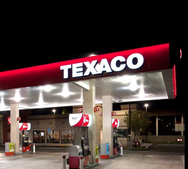 Texaco self-service gas station equipped with a convenience store 